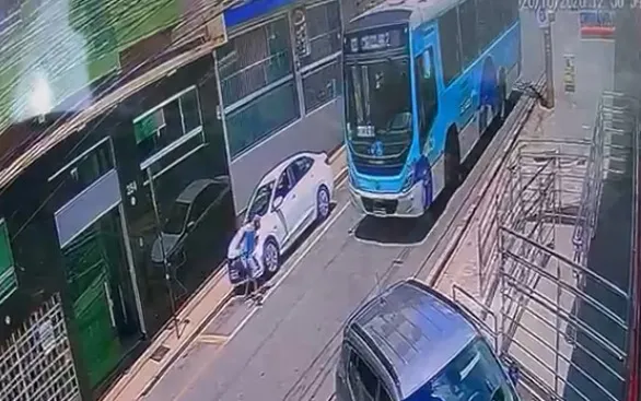 Pedestre fica ferido ao ser atropelado por ônibus no Centro