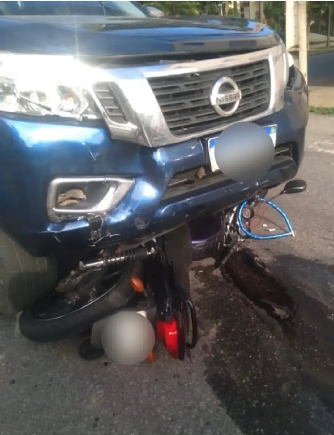Colisão entre camionete e moto deixa ferido no bairro Lourdes