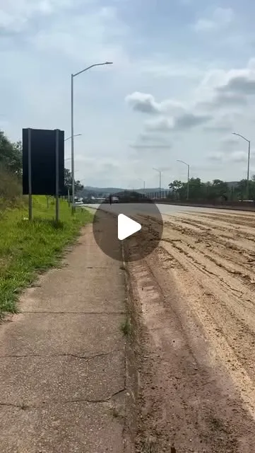 Vazamento de terra na MG-050 deixa pista escorregadia em Itaúna