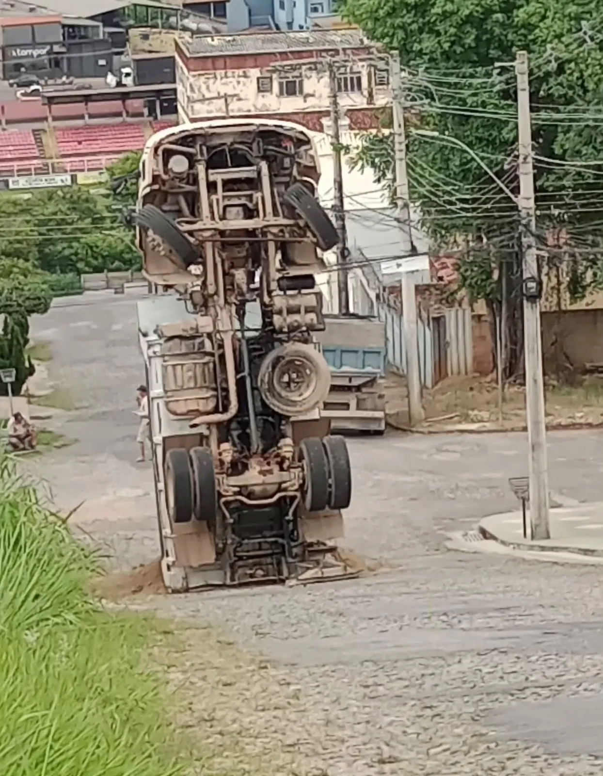 Vídeo: Caminhão carregado de areia tomba e fica em posição inusitada
