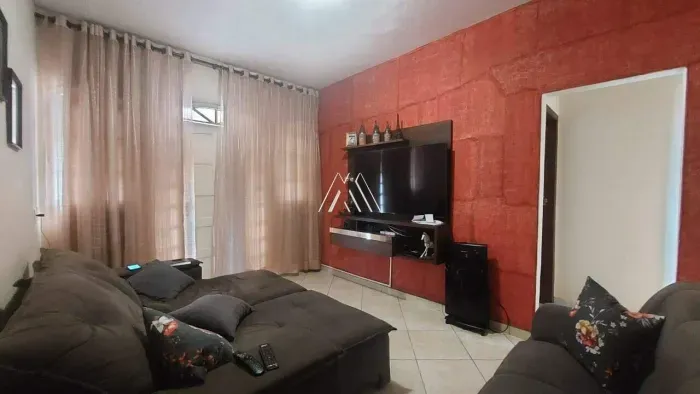 Vendo casa de dois pavimentos em Itaúna em excelente localização — Irmãos Auler