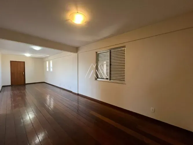 Alugo apartamento em Itaúna com excelente localização — Centro