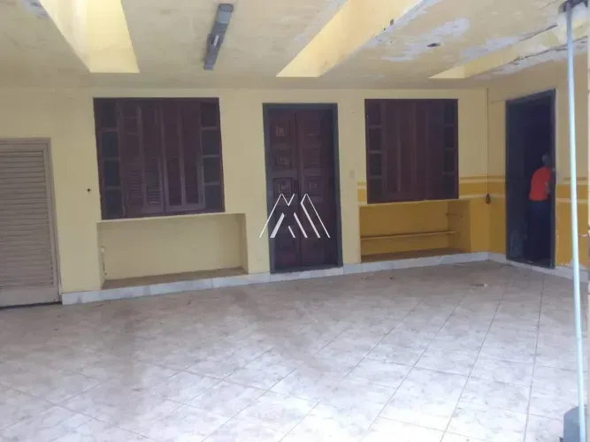 Vendo casa em Itaúna em excelente localização na região central — Centro