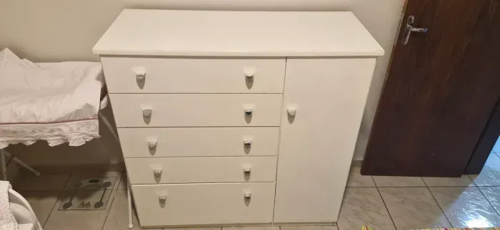 Cômoda 5 gavetas/ 1 porta