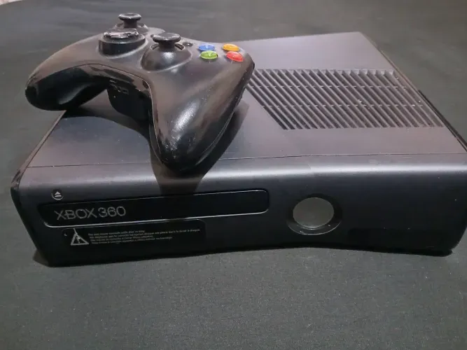 Xbox 360 Slim Preto + Controle e Cabos