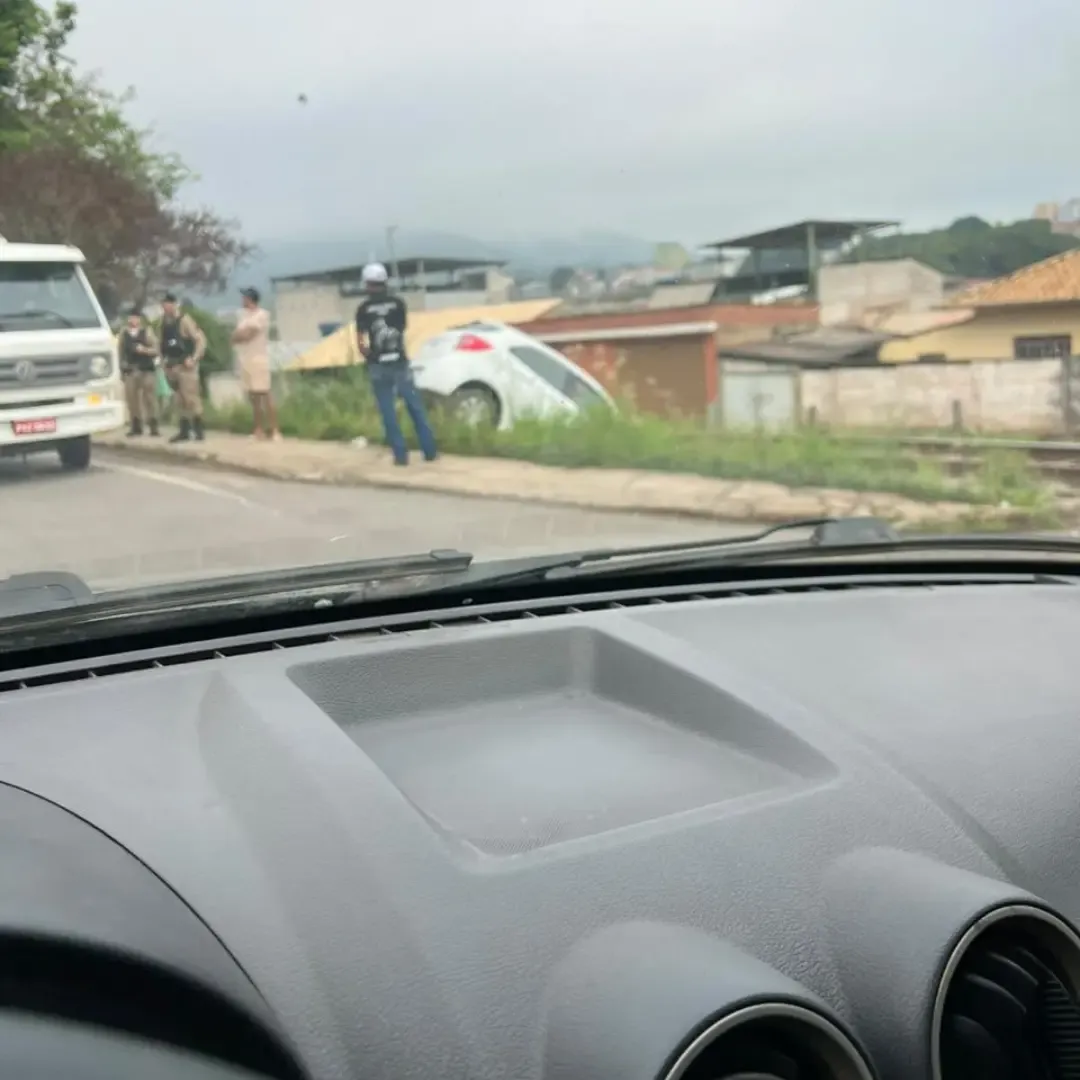 Carro sai da via e para sobre trilho na avenida Lenhita