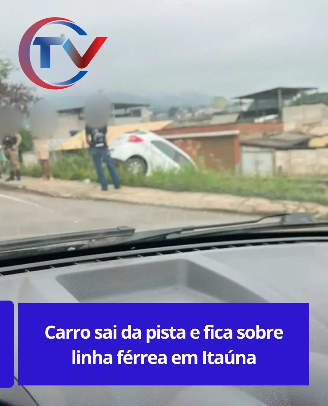 Carro sai da pista e para sobre linha férrea em Itaúna