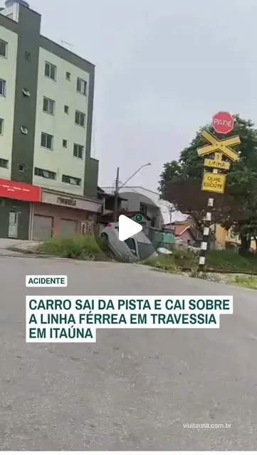 Carro sai da pista e cai sobre linha férrea em Itaúna