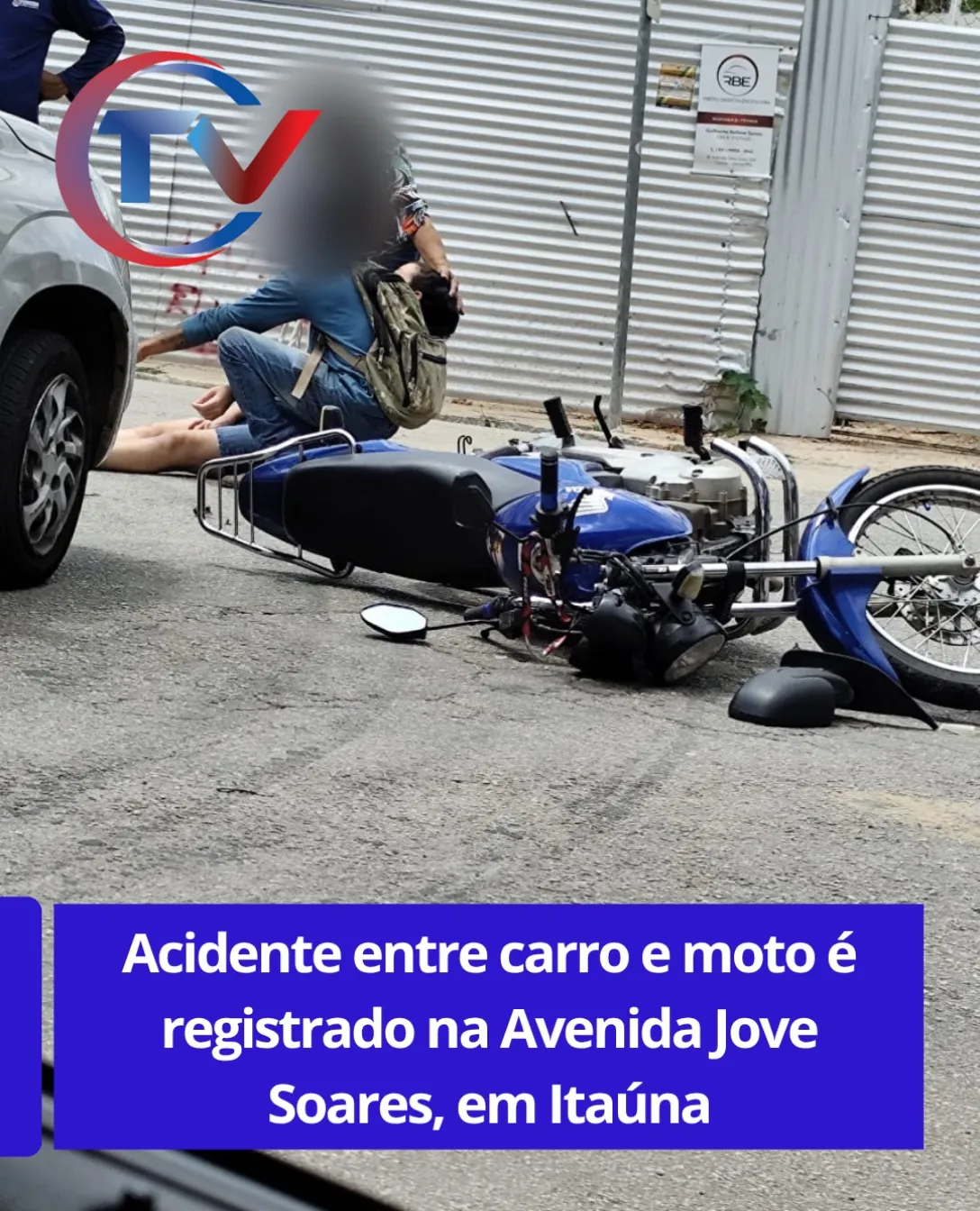 Acidente entre carro e moto na Avenida Jove Soares