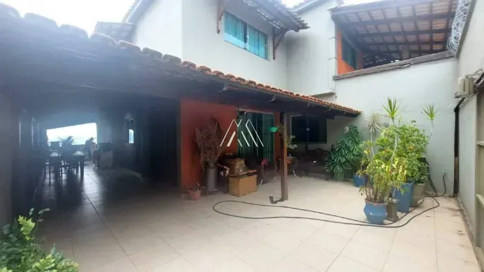 Vendo casa de dois pavimentos em Itaúna em excelente localização — Morada Nova