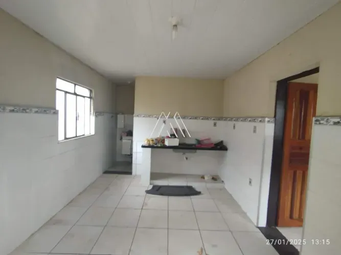 Vendo casa em Itaúna em excelente localização próxima ao centro — Piedade