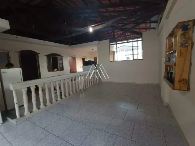Vendo casa em Itaúna em excelente localização — Lourdes