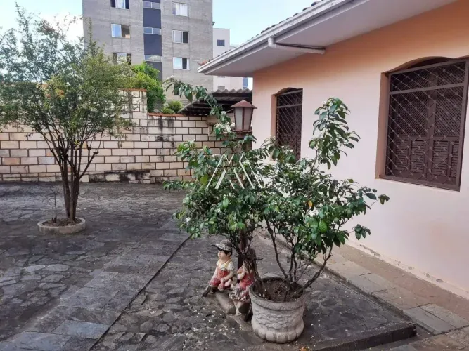 Vendo casa em Itaúna em excelente localização — Graças