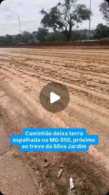 Derramamento de terra causa lentidão na MG-050