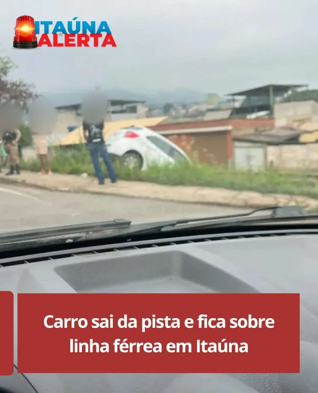 Carro sai da pista e para sobre linha férrea em Itaúna