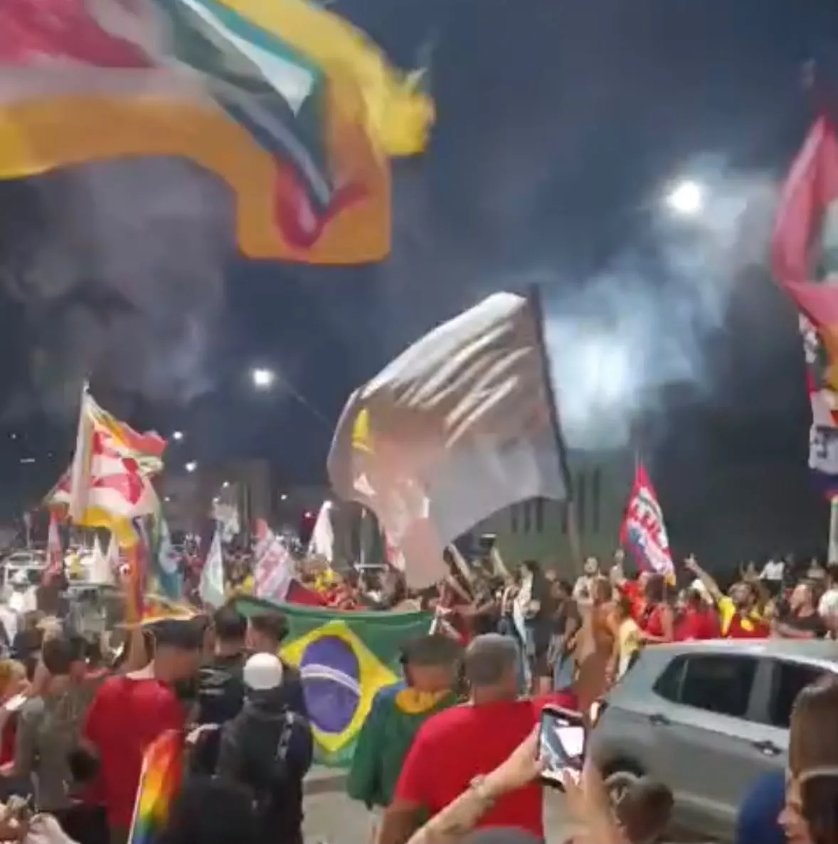 Eleitores de Lula comemoram vitória na Av. Jove Soares