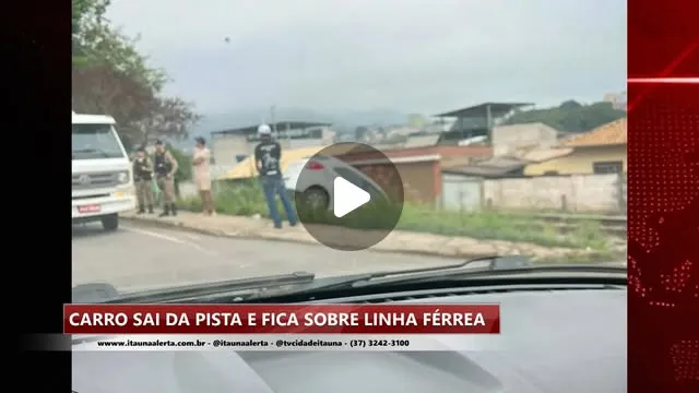Carro sai da pista e fica sobre linha férrea