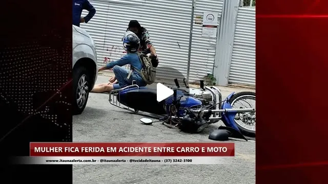 Mulher ferida em acidente de carro e moto na Avenida Getúlio Vargas