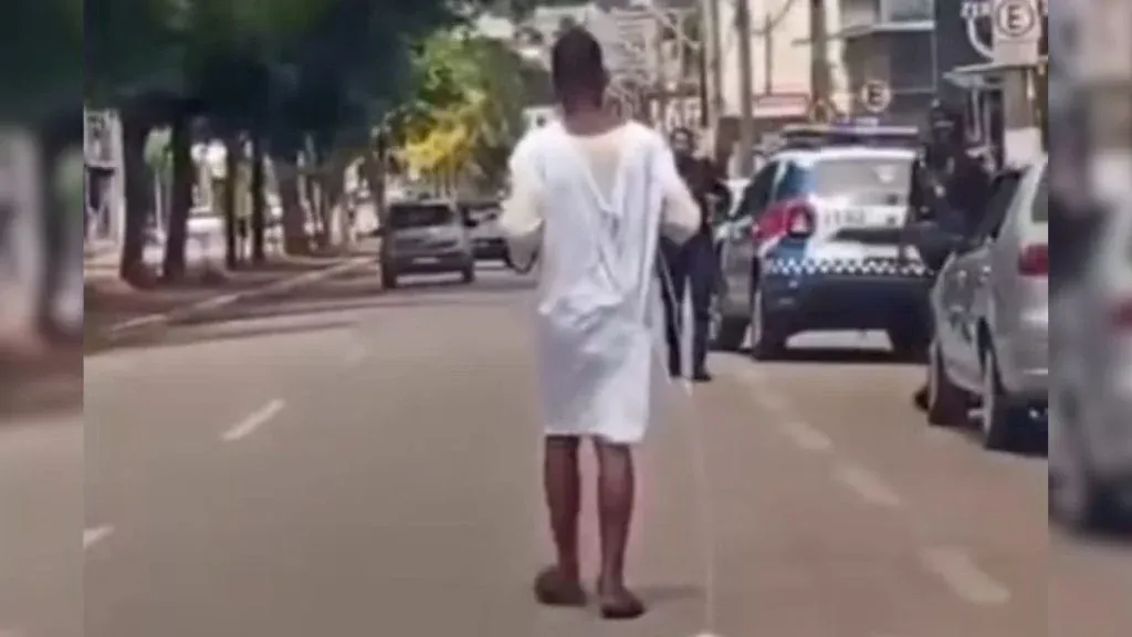 Vídeo: Paciente foge de UPA e anda na rua com soro na veia