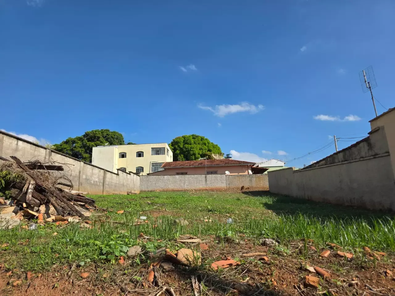 Lote à venda no bairro Santanense com 303 m²