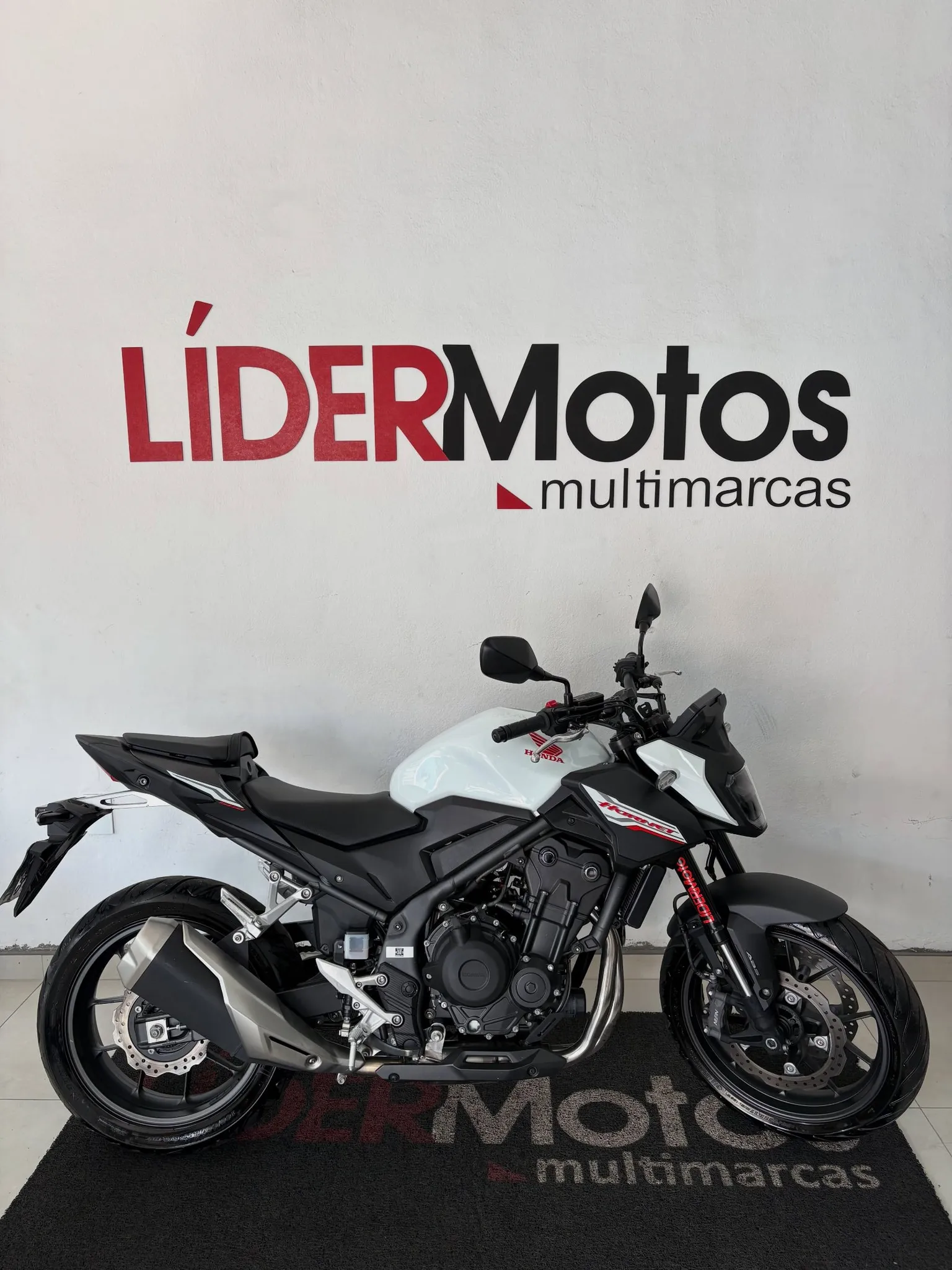 Honda CB 500 Hornet 2026 com 2.554 km rodados