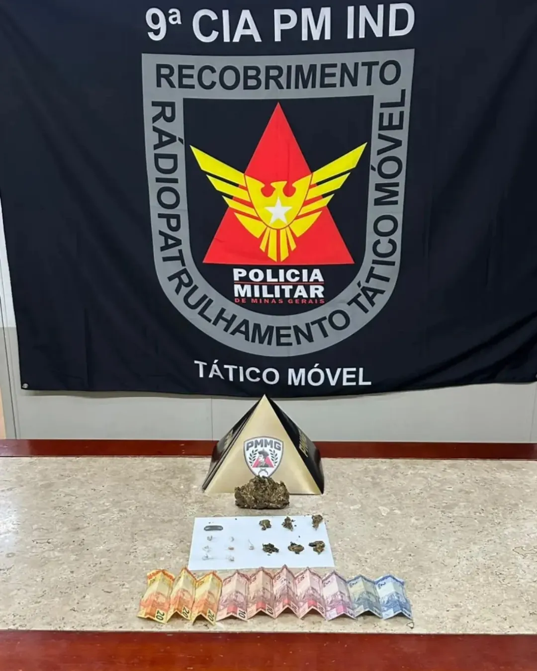 Homem é preso por suspeita de tráfico de drogas no bairro Nogueira Machado, em Itaúna
