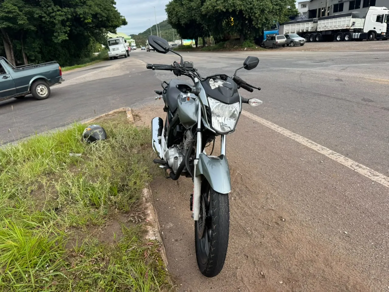 Motociclista distrai ao atravessar trevo do Padre Eustáquio e colide em carro