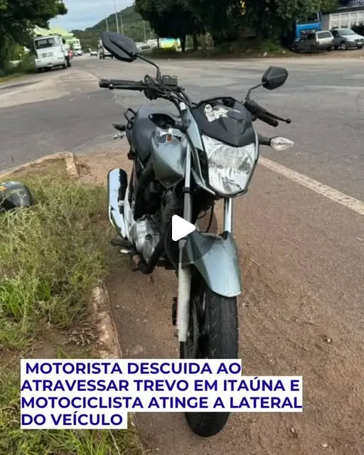 Acidente no trevo de Itaúna: moto atinge carro