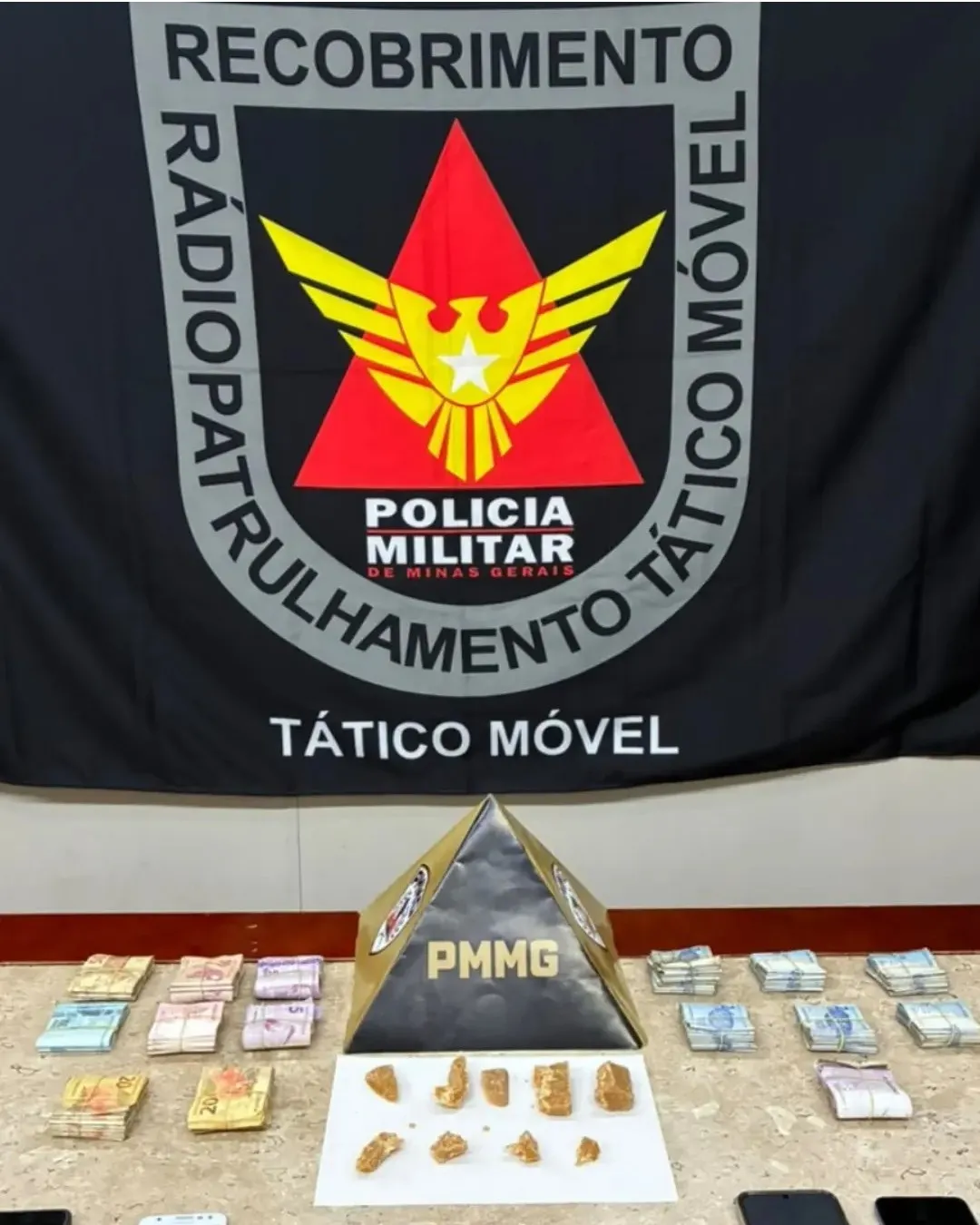 Homens são presos por suspeita de tráfico de drogas no Residencial São Geraldo, em Itaúna