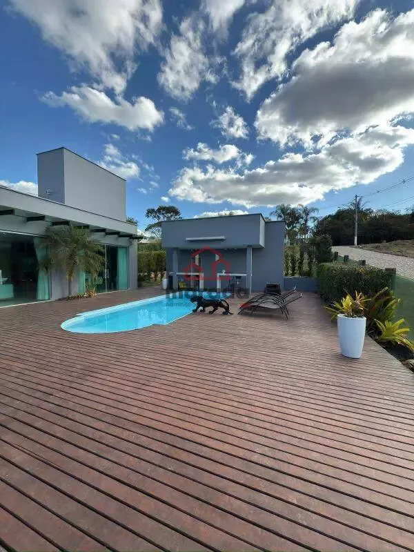 Casa residencial em Itaúna/MG no Condomínio Recanto dos Pássaros • 1 suíte, piscina e área gourmet