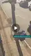 Homem espalha lixo em frente a imóvel no Belvedere