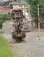 Vídeo: Caminhão carregado de areia tomba e fica em posição inusitada