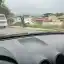 Carro sai da via e para sobre trilho na avenida Lenhita