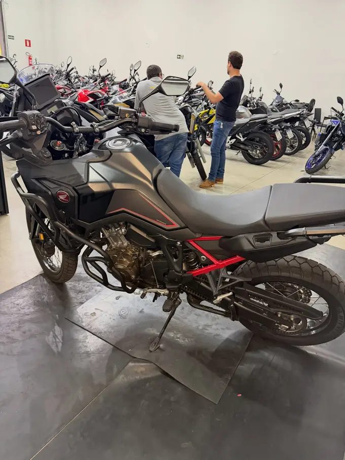 Honda Africa Twin 2023 — 26 mil km, IPVA pago