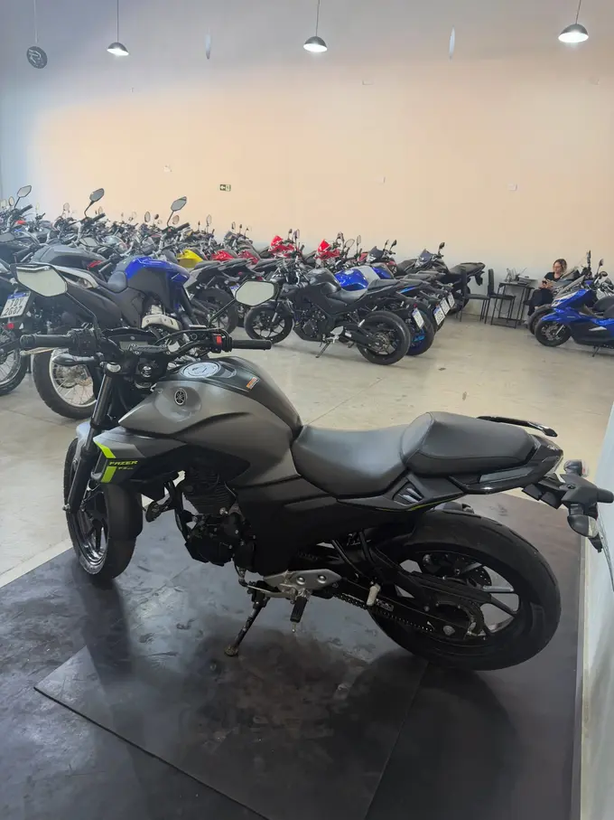 Yamaha Fazer 250 2024 — 14 mil km, IPVA pago