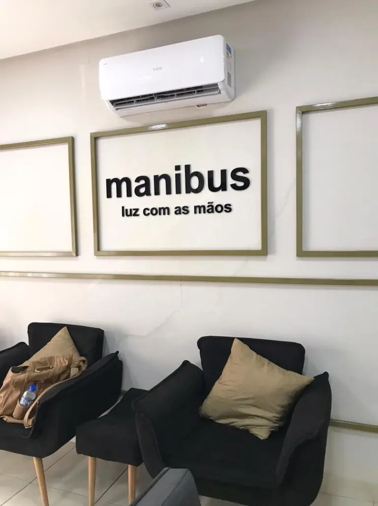 Manibus