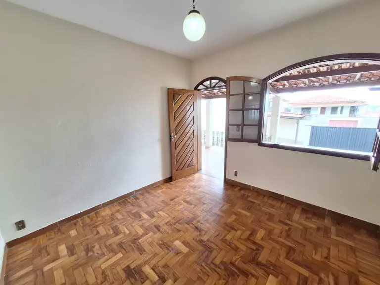 CASA AMPLA COM ÓTIMA LOCALIZAÇÃO