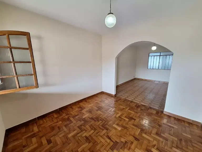 CASA AMPLA COM ÓTIMA LOCALIZAÇÃO