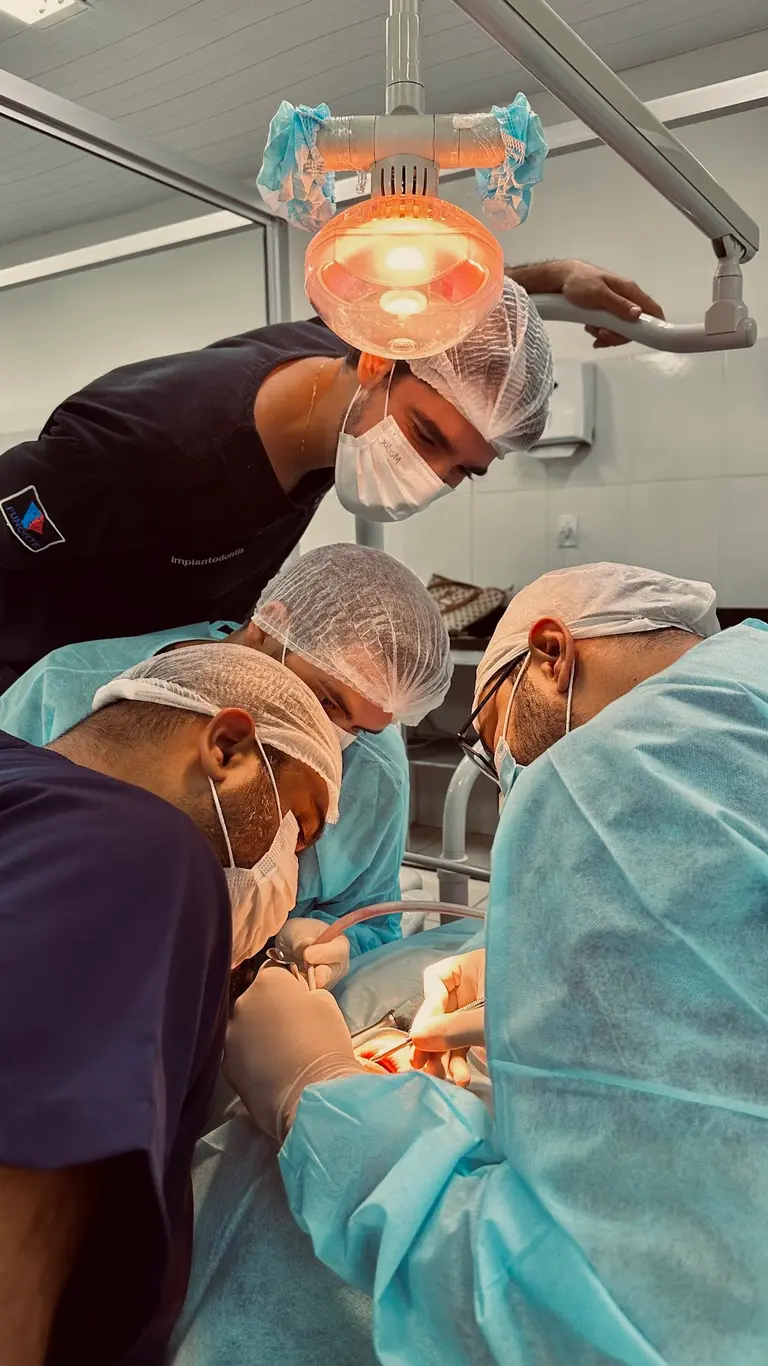 Dr. André de Melo - Odontologia de Excelência - Implantes Itaúna