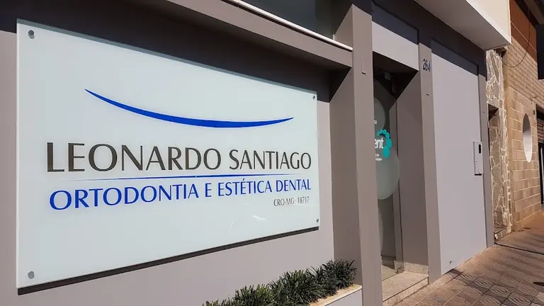 Dr. Leonardo Santiago