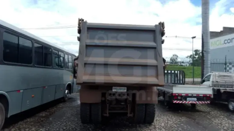 ITAÚNA/MG - CAMINHÃO M.BENZ AROCS 4851 K8X4 BASCULANTE ANO 2021/2021