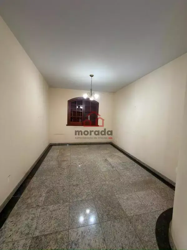 Casa residencial/comercial no Centro de Itaúna-MG (em frente CCAA) — 4 quartos, 1 suíte e 3 vagas