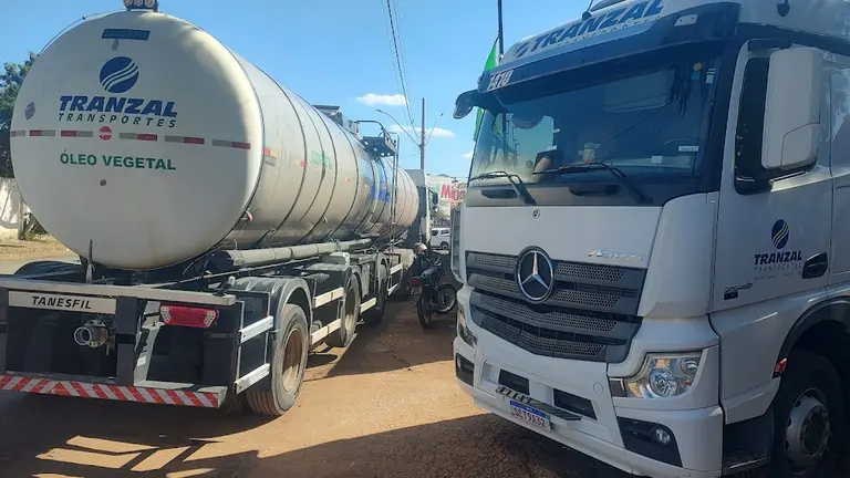 Lava jato de caminhão e lavagem interna de tanque