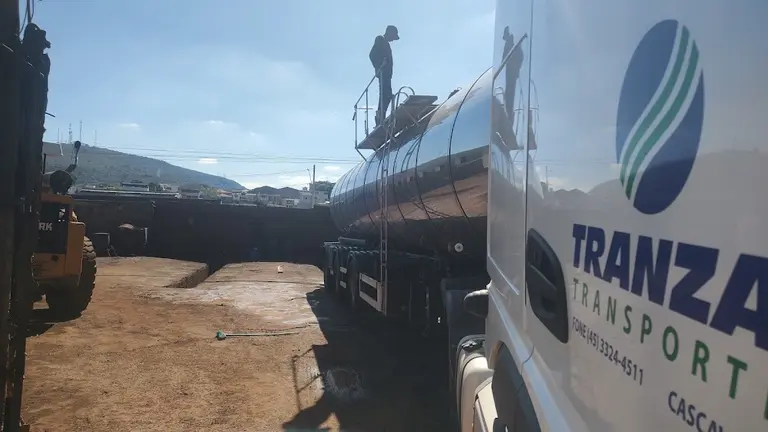 Lava jato de caminhão e lavagem interna de tanque