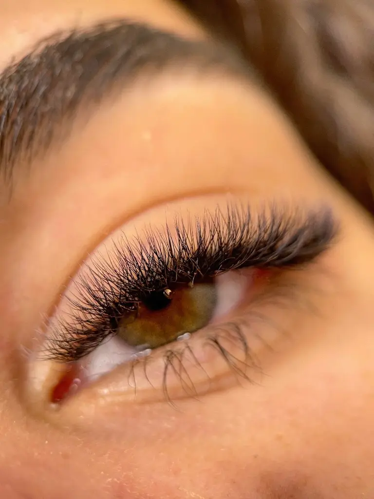 Clínica Laúnica Beauty – Sobrancelhas e Cílios