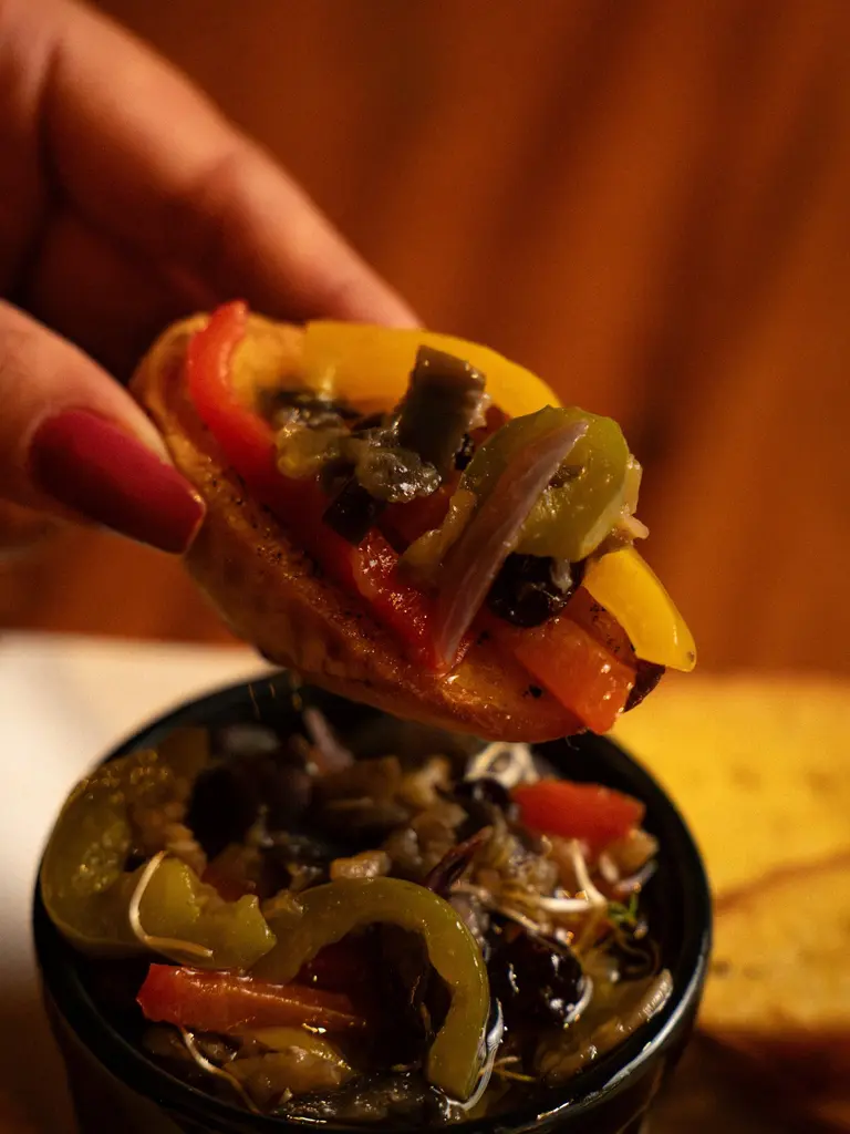 Baguete com antepasto de berinjela