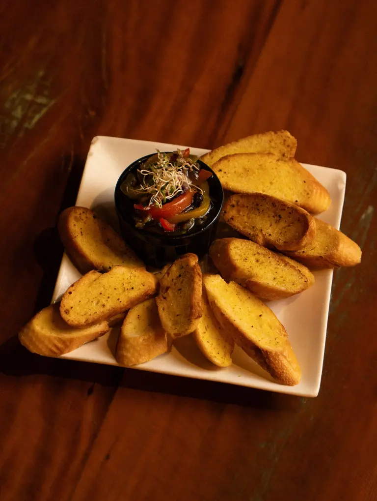 Baguete com antepasto de berinjela