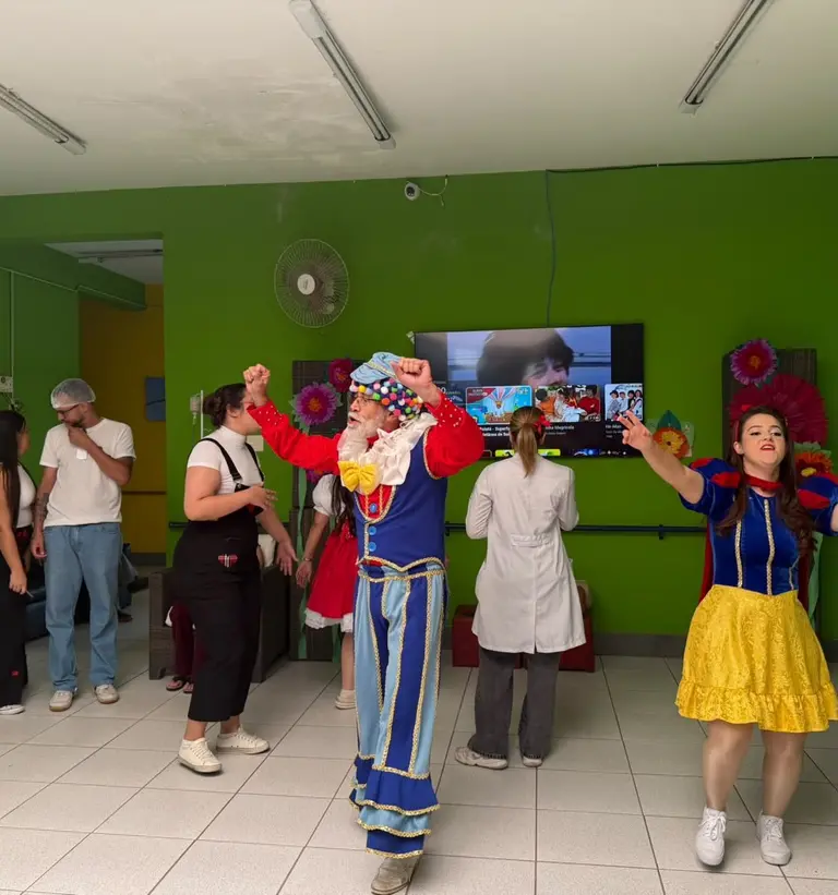 Acadêmicos de Enfermagem visitam idosos no CRASI
