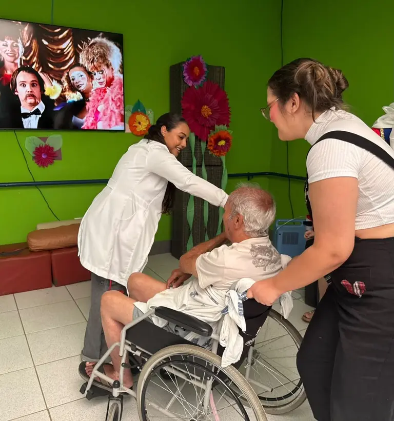 Acadêmicos de Enfermagem visitam idosos no CRASI