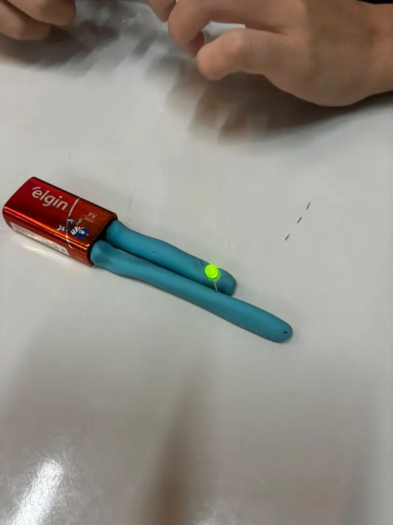 Aula prática de circuitos elétricos no Ensino Médio do SESI